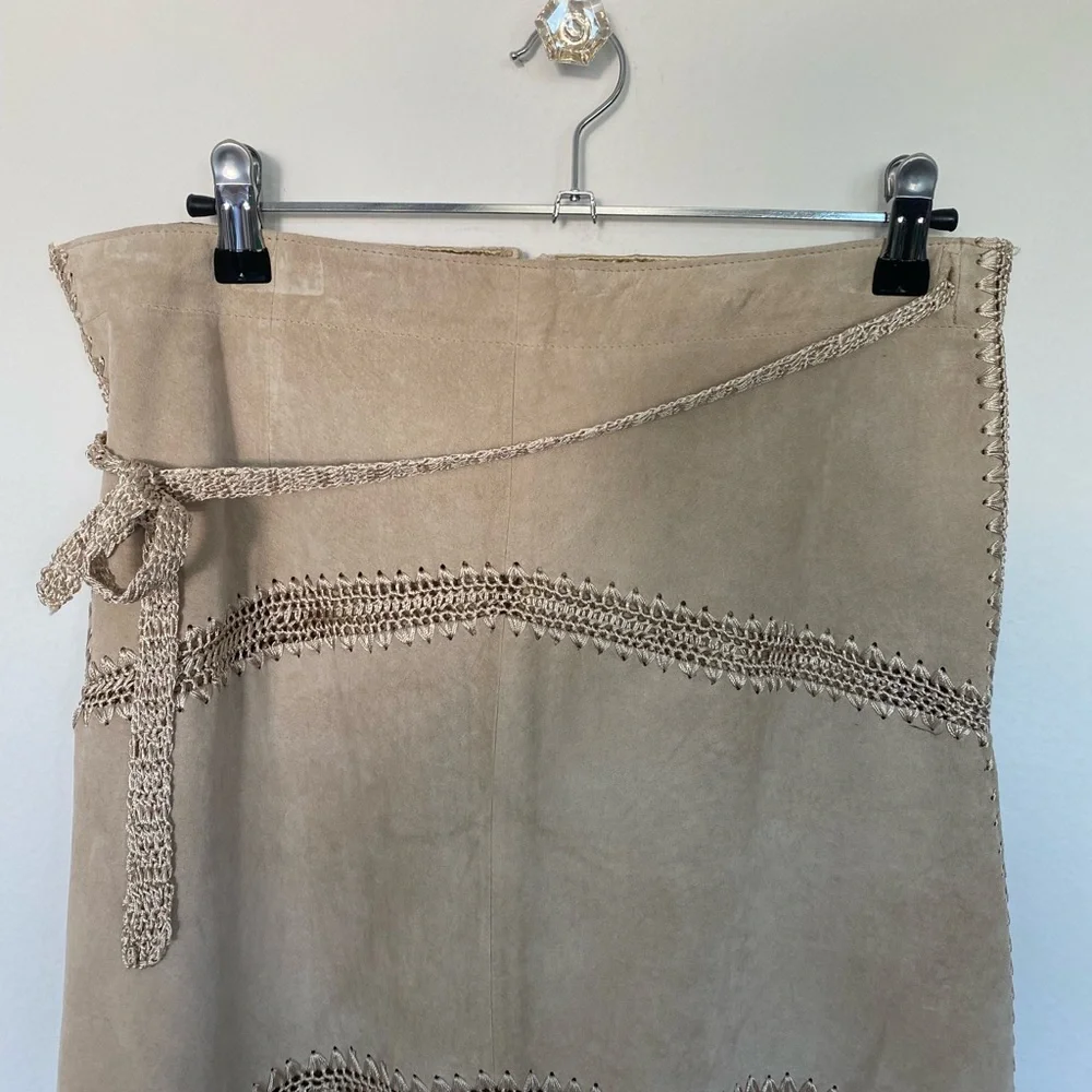 Tan suede a line skirt with crochet hem and belt size 4. Vintage Arden B. - Picture 4 of 6